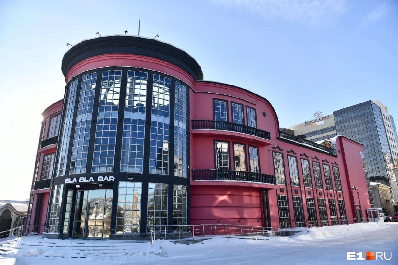 Дом на Добролюбова, 3. Некоторое время здесь располагался барный кластер Bla Bla Bar. Фото: Е1