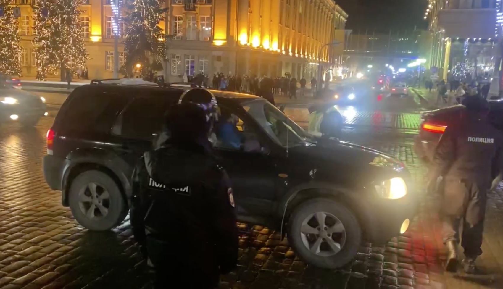 Машину Юрия останавливают. Скриншот видео телеграм-канала «Свет»