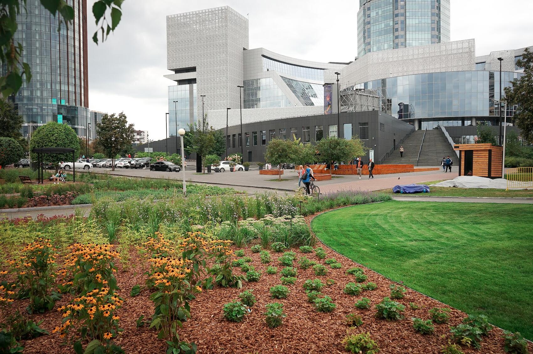 Мульчирование в саду Ельцин Центра. Фото: Арина Томашова / It's My City