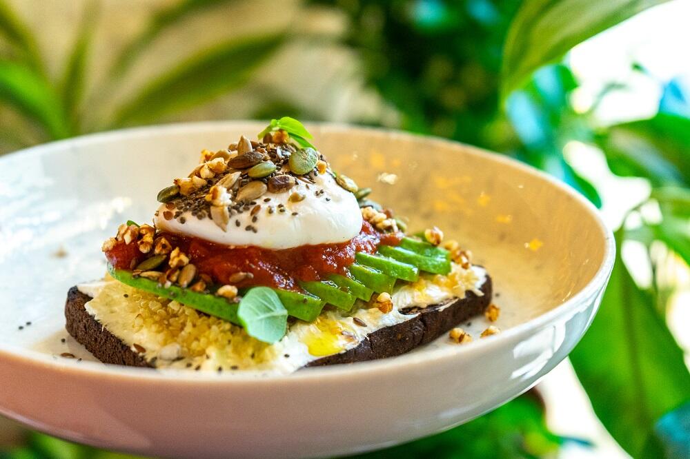 Авокадо-тост с яйцом пашот. Фото: Арина Томашова / It's My City