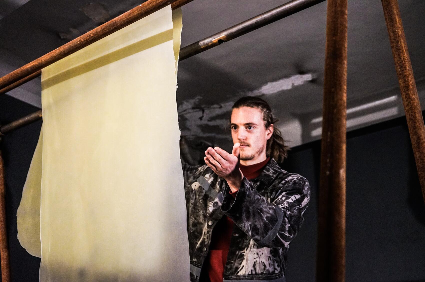 Андреас Кюне и его работа. Фото: Арина Томашова / It's My City