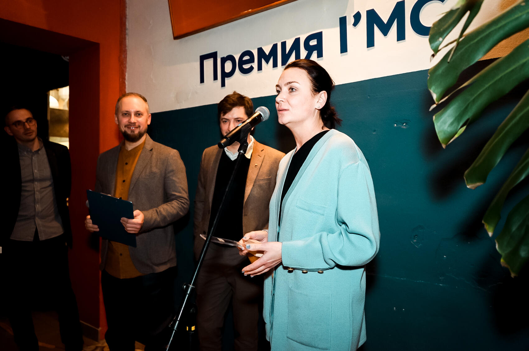 Награду принимает Юлия Сирина, заместитель директора по выставкам и развитию Екатеринбургского музея изобразительных искусств