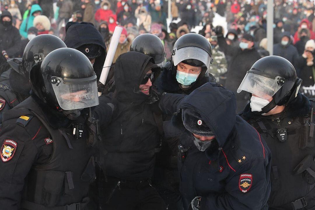 Момент задержания художника на акции 23 января. Фото: Тимофей Радя/Instagram