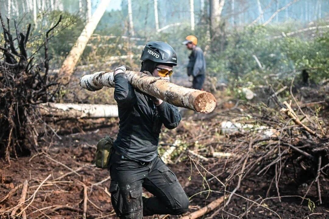 На пожарах приходится много заниматься физической работой. Например, пилить поваленные деревья, чтобы добраться до очагов, оттаскивать их подальше от места тушения. Фото предоставлено Ириной