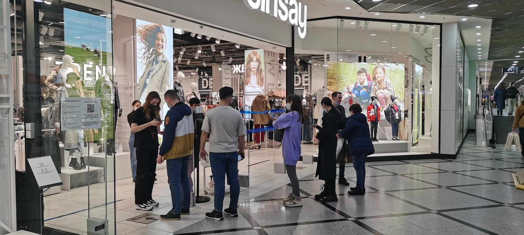 Проверка QR-кодов при входе в отделы. Фото: Иван Рублев/IMC