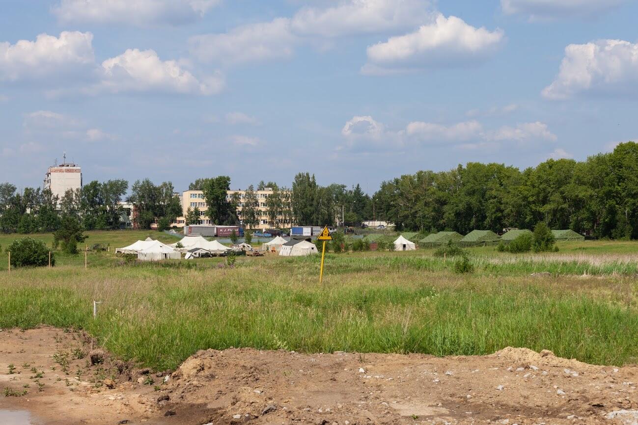 Площадка ТЛЦ «Уральский» и палатки кадетского лагеря рядом. Фото: Игорь Брук / It's My City