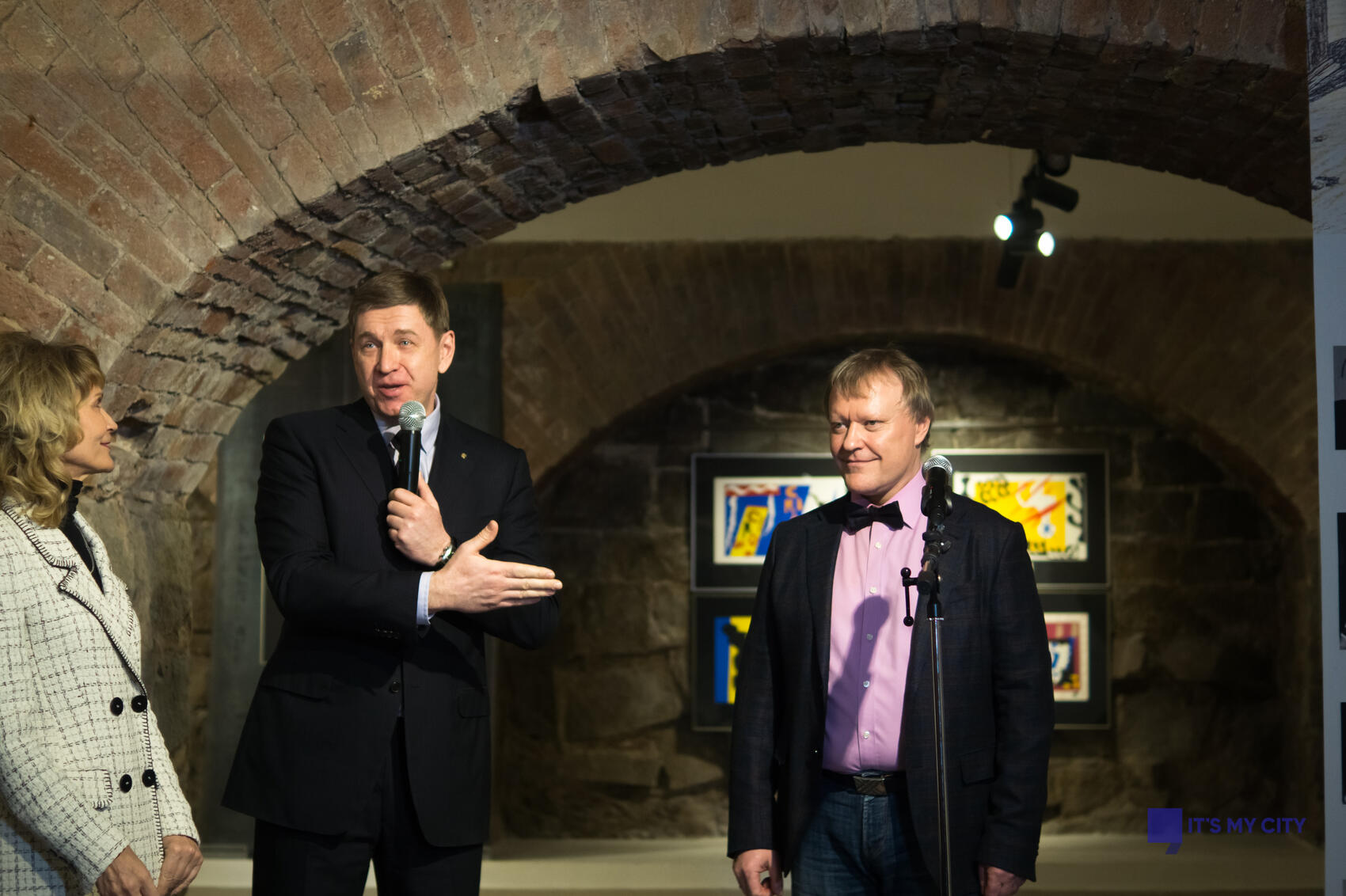 Справа – коллекционер и куратор выставки Марк Башмаков. Фото: Елена Елизарова / It’s My City