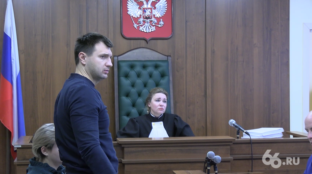 Юрий Золотко (слева) и судья Марина Порубова. Фото: 66.Ru