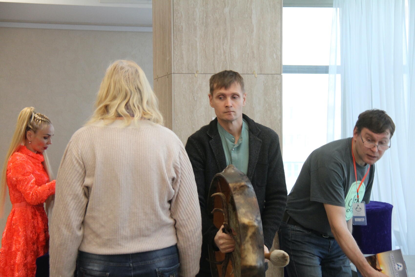 Мужчина-шаман проводит обряд очищения, стуча за клиенткой в бубен. Фото: Мария Рубинина / It's My City 