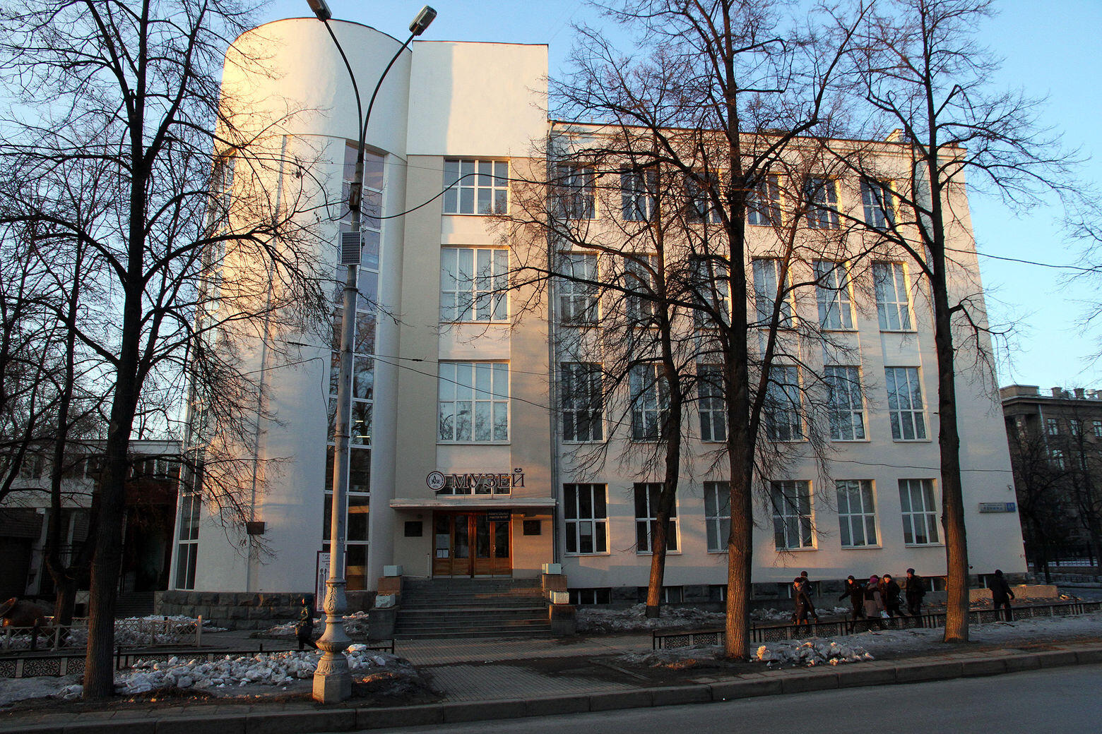 Музей истории и археологии Урала, подразделение Свердловского краеведческого музея. Театр Ora поселился на цокольном этаже в правой части здания