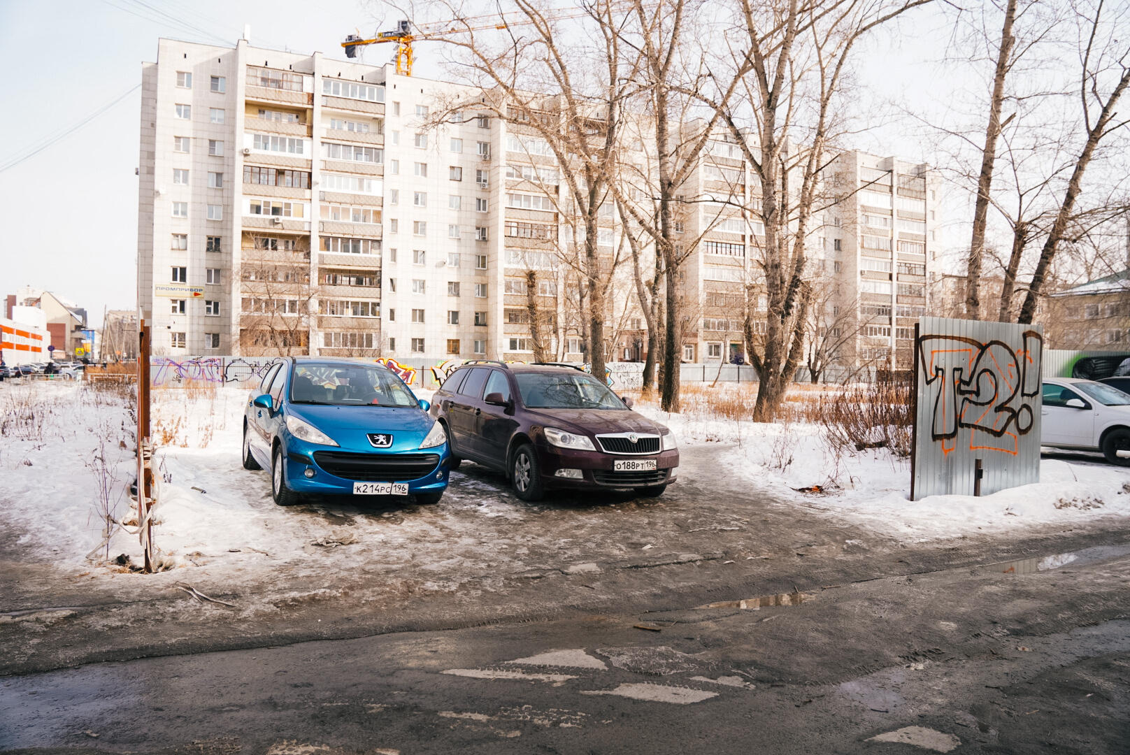 Сквер за домом Малахова, огороженный забором
