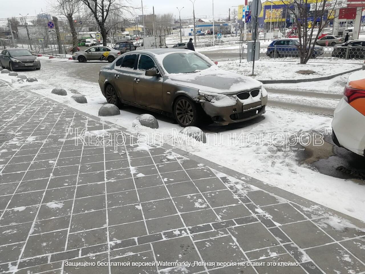 В Екатеринбурге за ночь прокололи колеса 20 автомобилей у ЖК «Малевич»