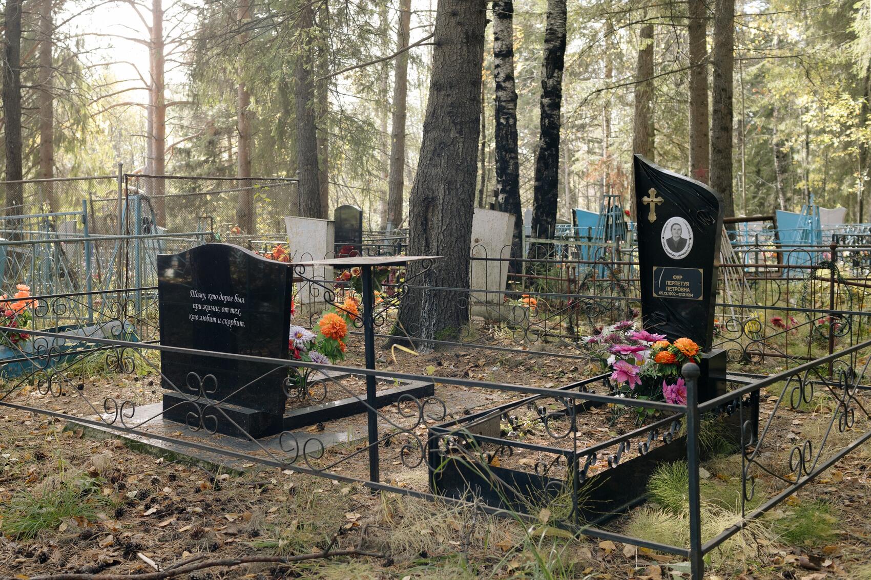 О переселении немцев напоминают их могилы на местном кладбище