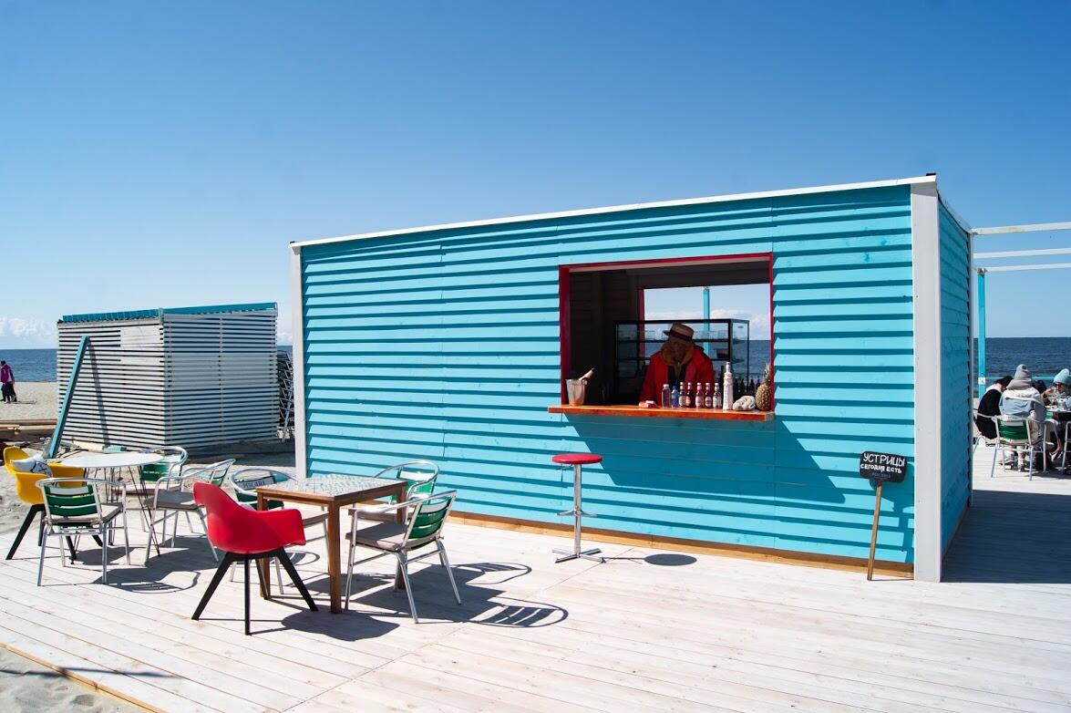 Уличные кафе на Центральном пляже уже работают. Предлагают устрицы и просекко 