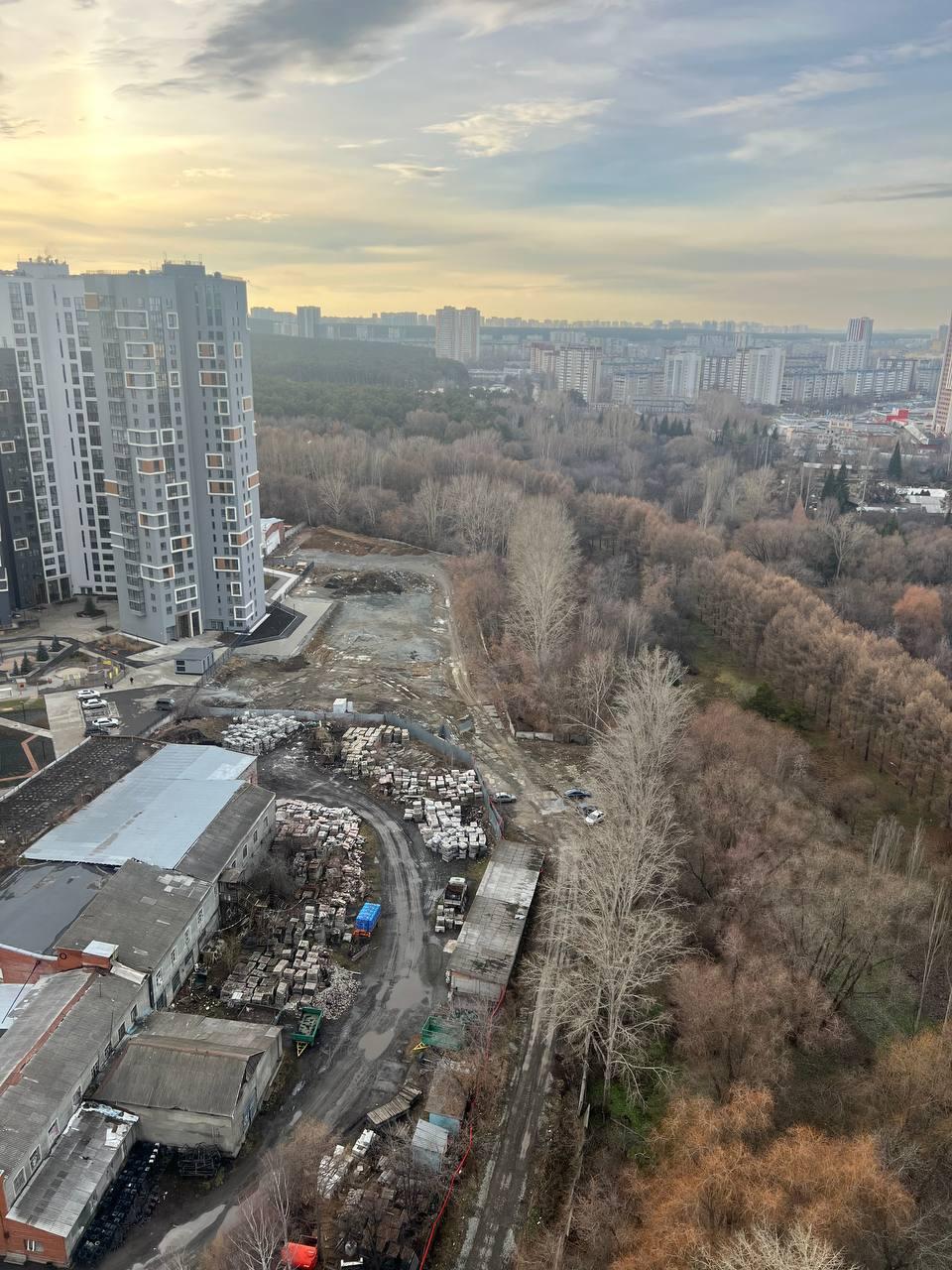 Возле стройки высотного жилого дома рядом с Ботаническим садом УрО РАН произошел пожар