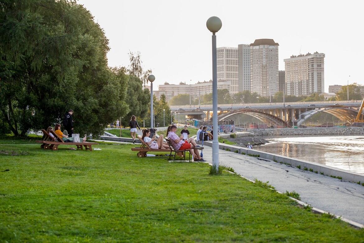 Ельцин Центр установил на набережной шезлонги. Фото: Игорь Брук / It's My City