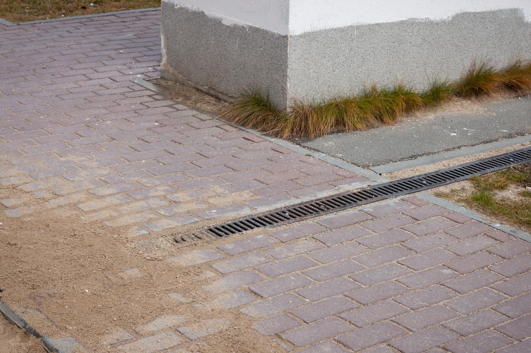 На детской площадке появился сток, уносящий воду. Фото: Игорь Брук / It's My City