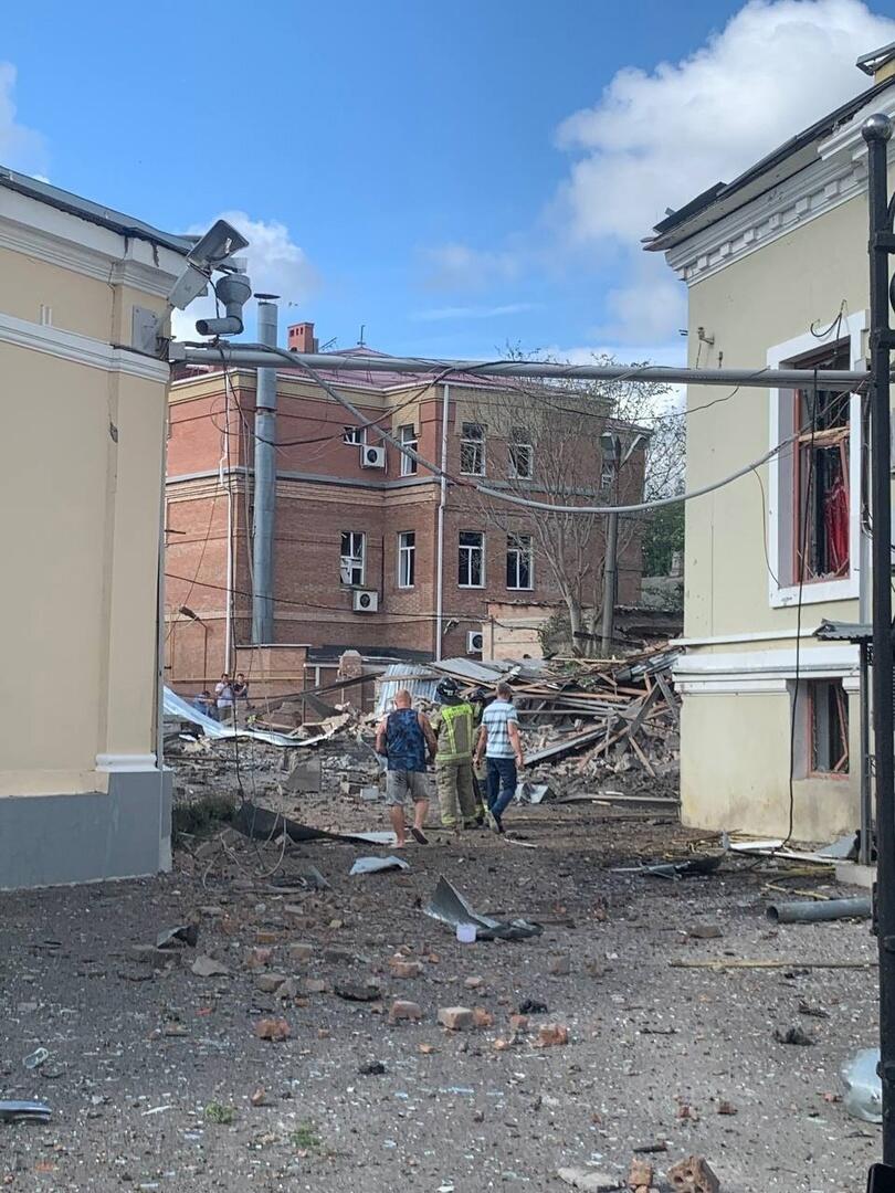 В Таганроге произошел взрыв, власти сообщают о прилете ракеты. Есть  пострадавшие