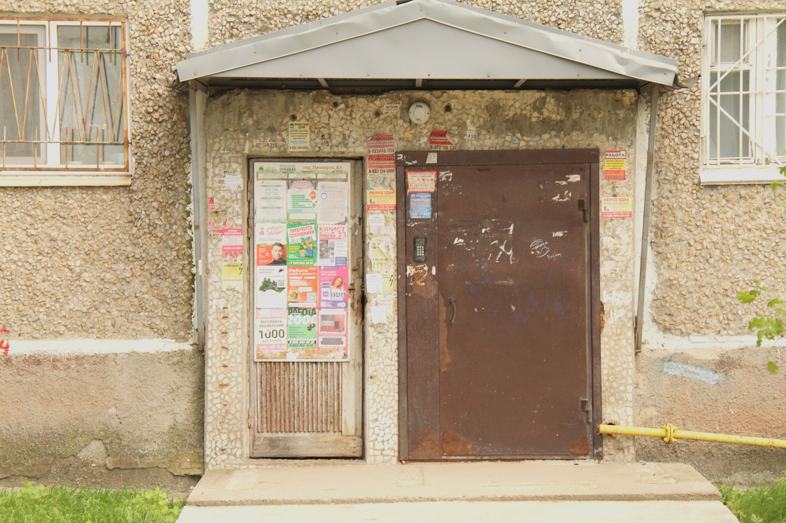 Подъезд соседнего дома