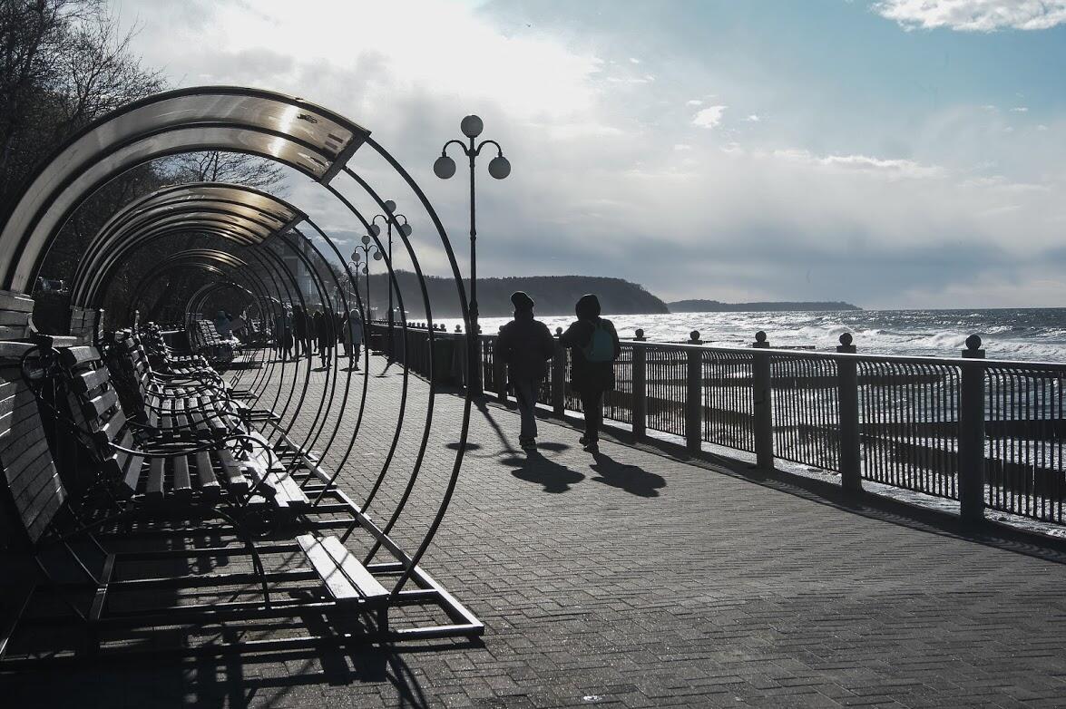 На набережной вместо скамеек стоят качели