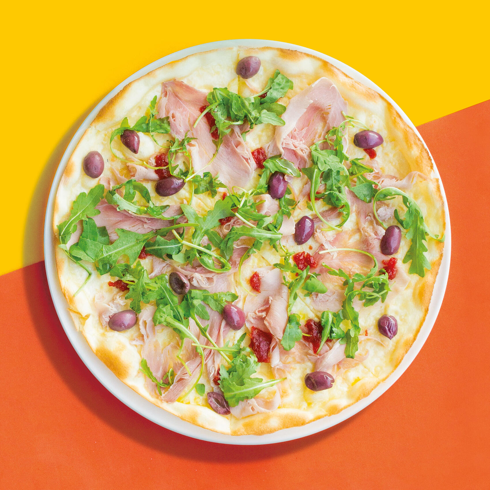 Пицца со свиным окороком прошутто котто и томатным джемом