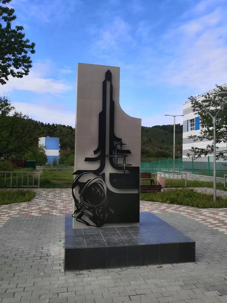 Новая стела Юрию Гагарину в сквере Невельска. Фото: пресс-служба администрации Невельского района 