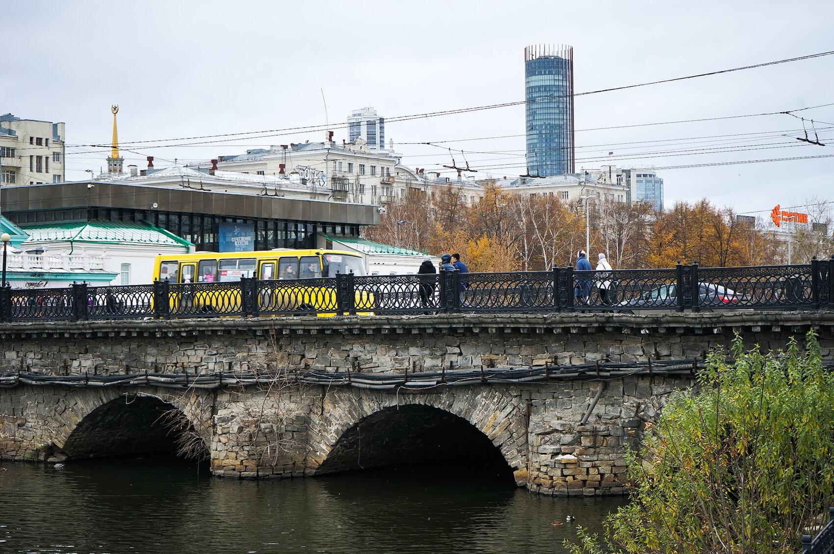 Против расширения каменного моста на Малышева выступили государственные  эксперты