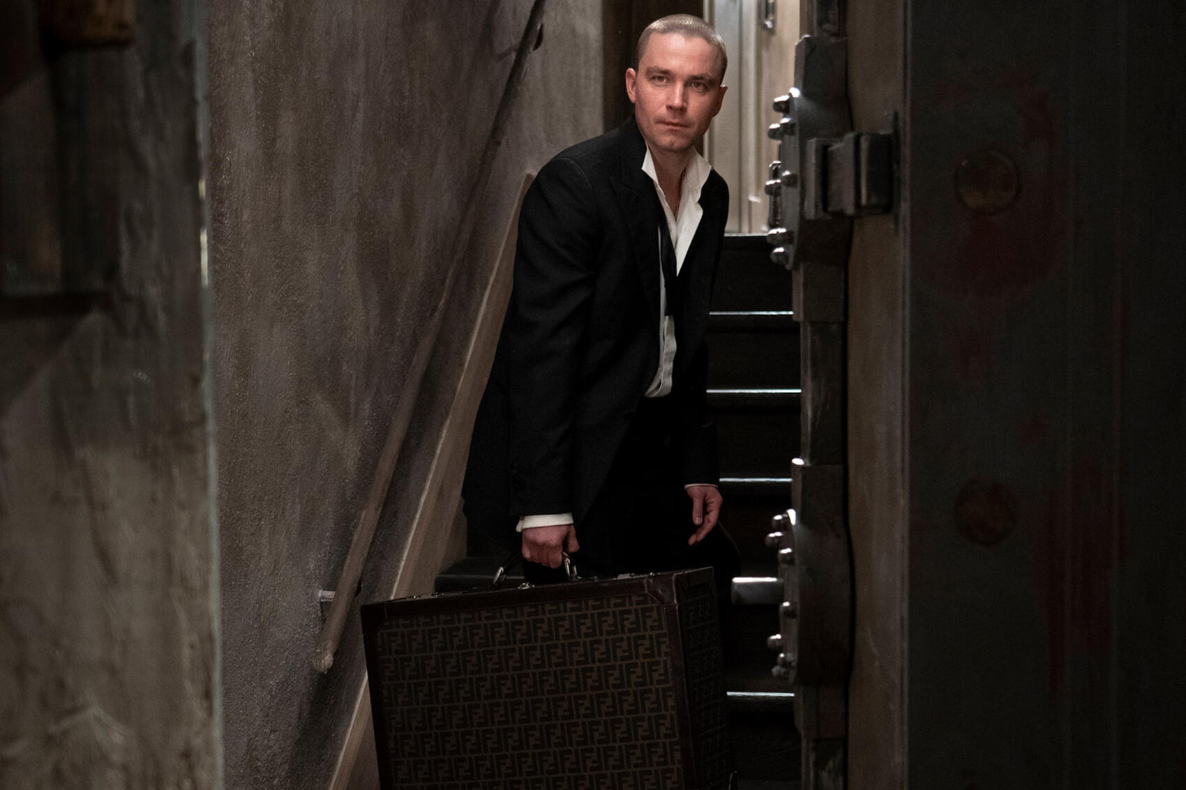 Кадр из фильма «Дворец»