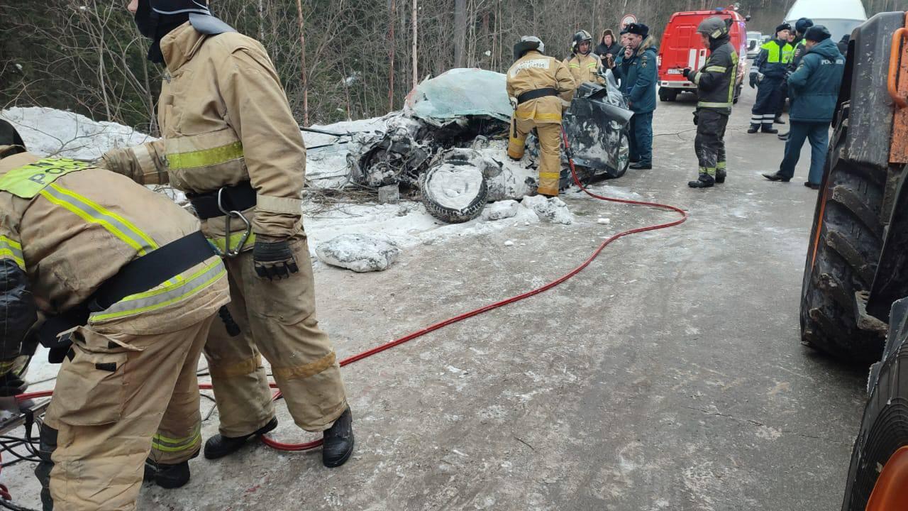 Четыре человека погибли в аварии с автобусом, который вез детскую хоккейную  команду с соревнований