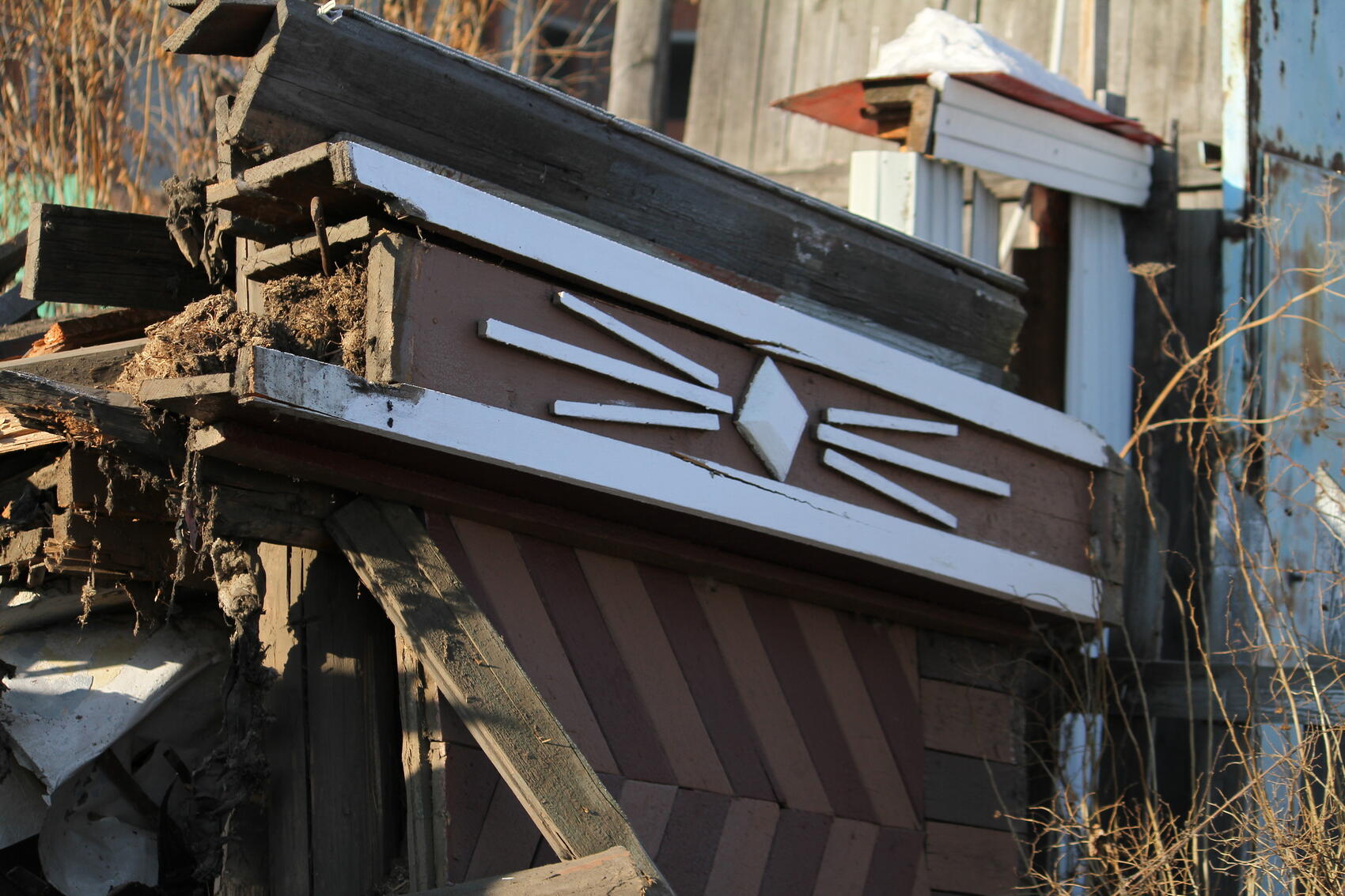 Кое-где среди обломков можно различить резные углы дома, белые оконные наличники. Фото: Мария Рубинина / It's My City