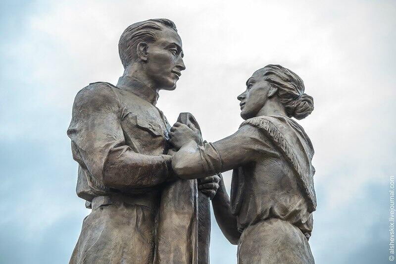 Памятник шинели. Фото: официальный сайт города Арамиля