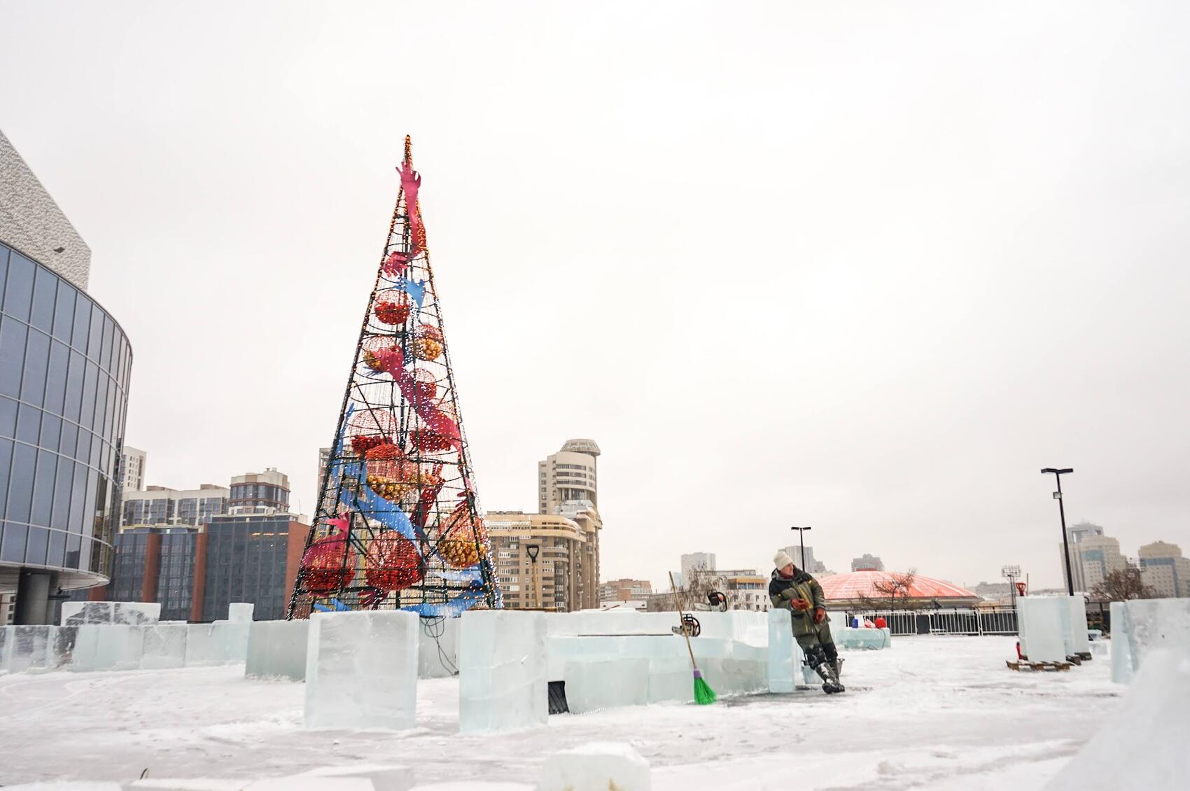 Елка на стилобате и строящийся ледовый городок. Фото: Арина Томашова / It's My City