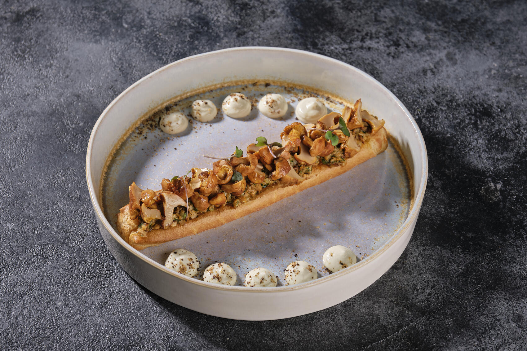 Эклер с икрой из лисичек. Фото: предоставлено организаторами фестиваля