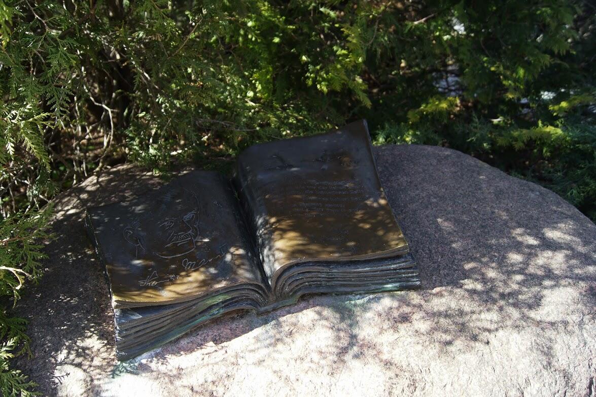 Рядом находится памятник писателю 