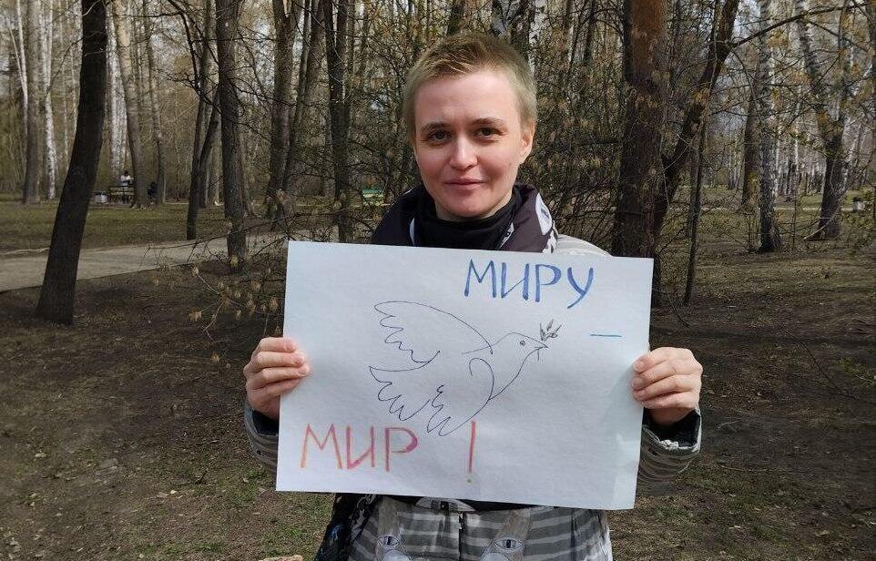 Анна Сайфутдинова на пикете 1 мая 2023 года. Фото: «Вечерние ведомости»