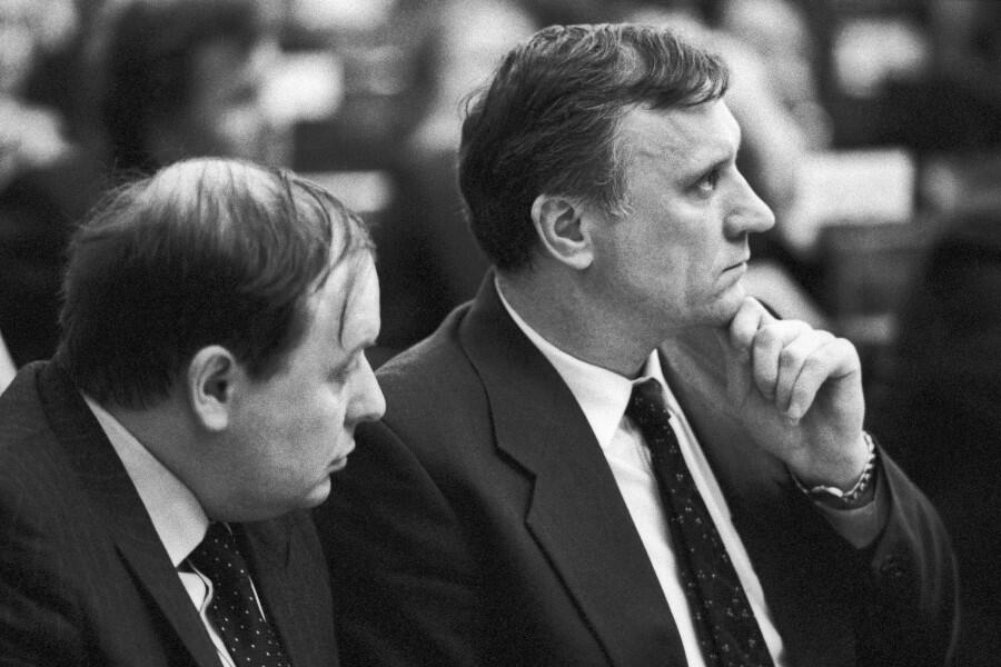 С Егором Гайдаром (слева). Фото: Александр Сенцов / ТАСС / Архив Ельцин Центра