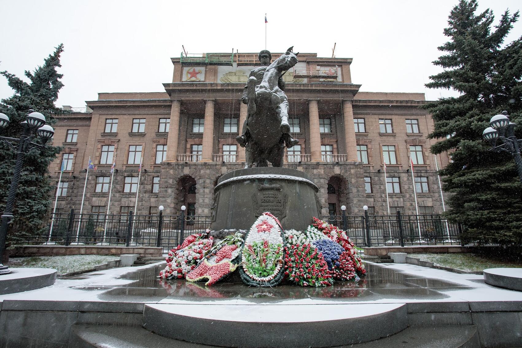 Перед зданием штаба стоит памятник Георгию Жукову на коне скульптора Константина Грюнберга. Фото: Марина Молдавская / It's My City