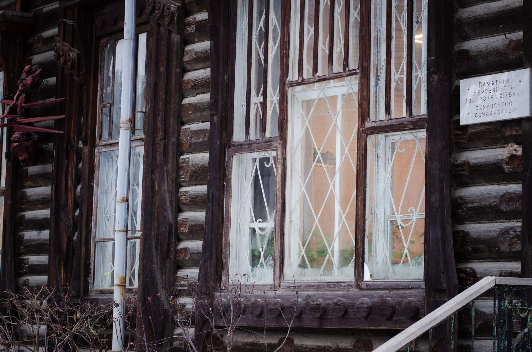 Резьбу с мечом можно увидеть справа от водосточной трубы. 