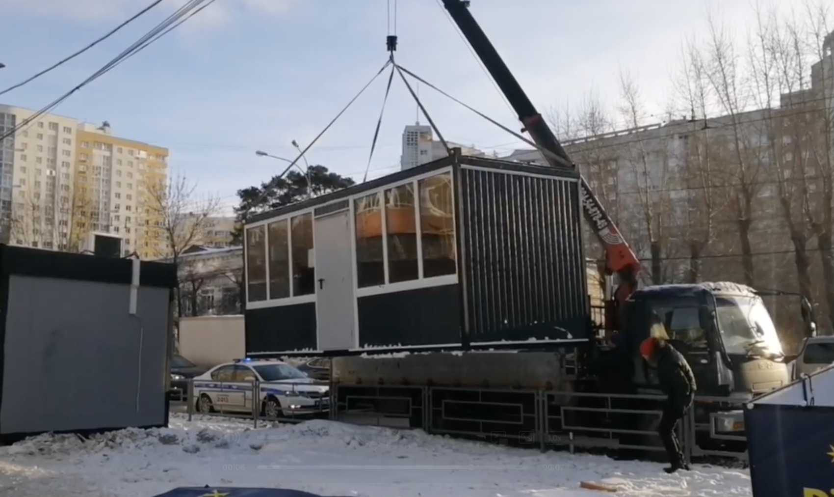 Демонтаж киоска с пиротехникой на перекрестке улиц Щорса и Серова 30 декабря. Фото: «Екатеринбург. Главное»