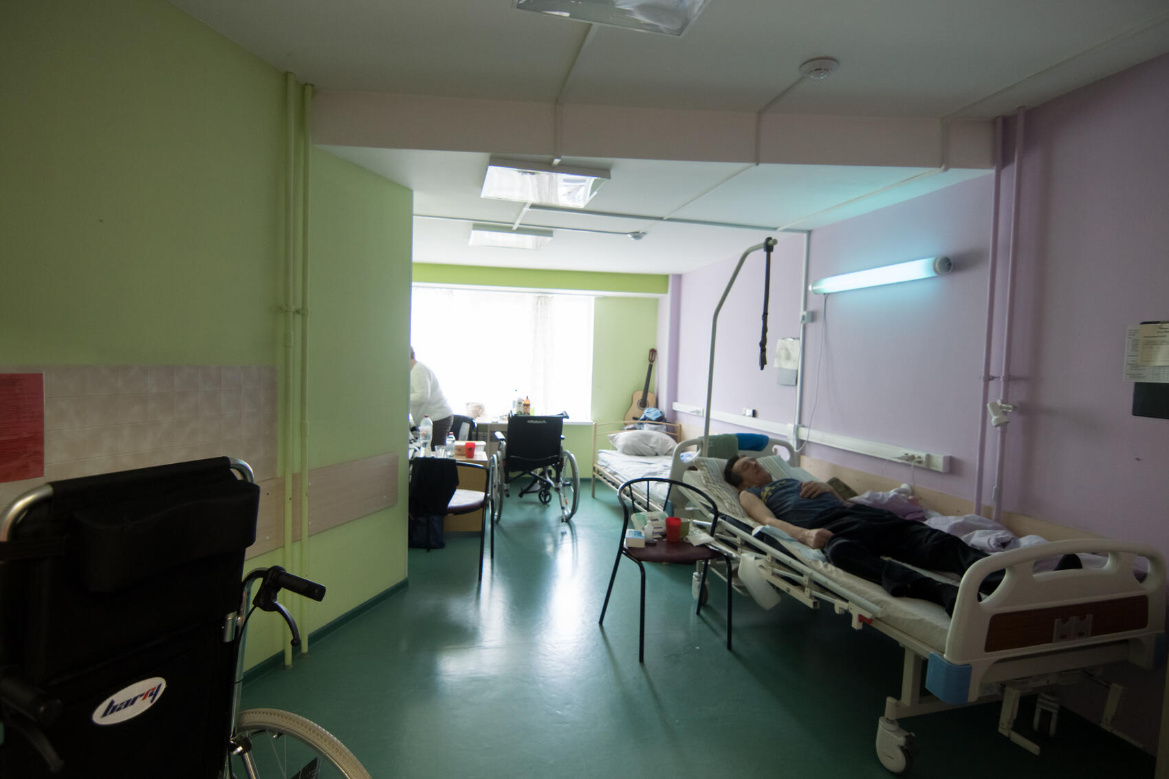 Довольно часто срочников, проходящих АГС, устраивают в больницы и реабилитационные центры, где они выполняют грязную работу: моют полы и убирают за пациентами. Фото: Елена Елизарова / It’s My City