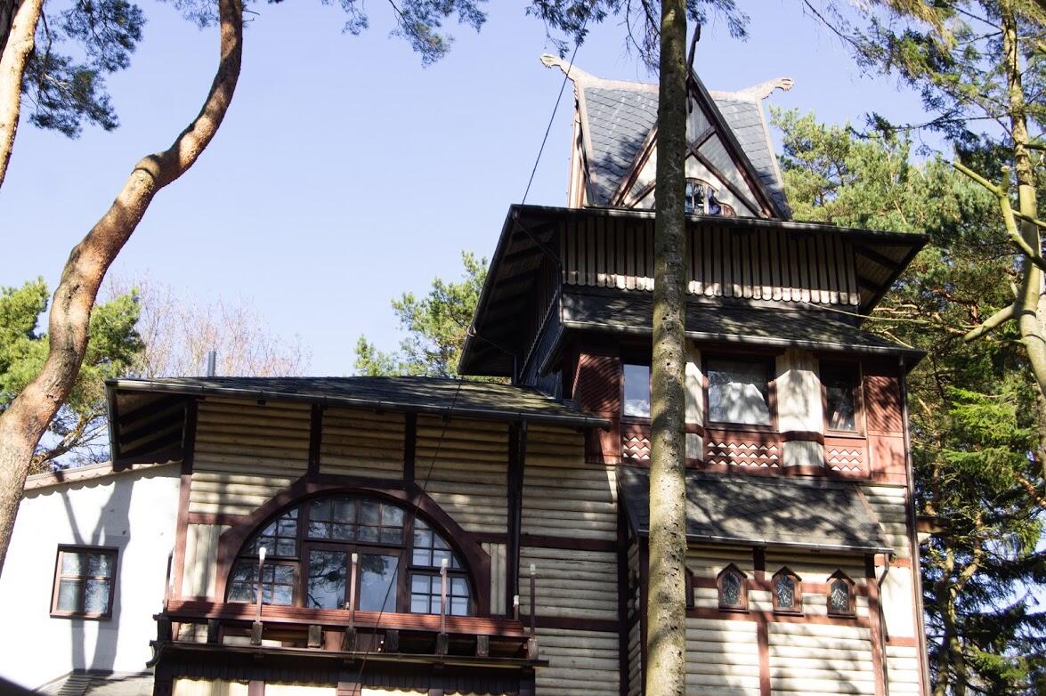 Сохранившийся охотничий домик на улице Ленина,31. Вы могли его видеть в советском фильме «Красная шапочка» 