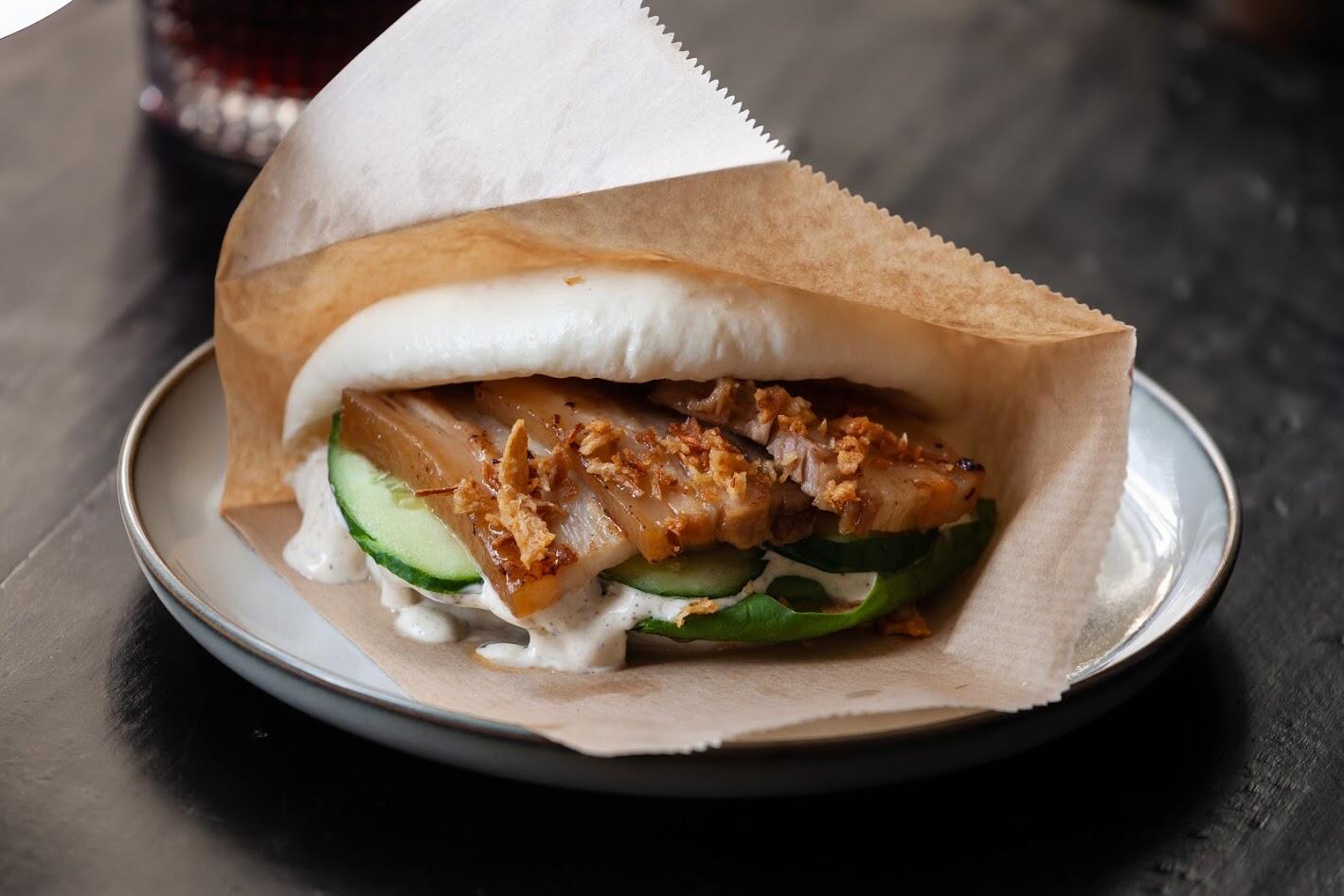 Бао с порк-белли, розмариновым айоли и хрустящим луком. Фото: Игорь Брук / It's My City