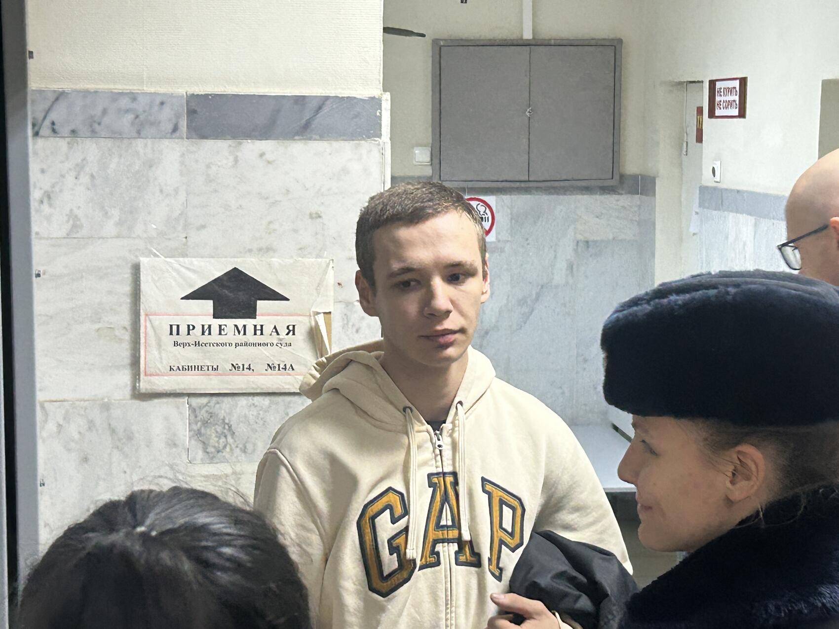 Музыканта Женю Радость арестовали на 14 суток за исполнение песен Noize MC и Монеточки на Плотинке