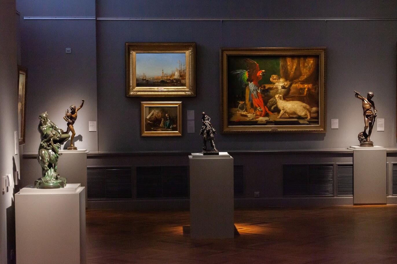 «Атом» реконструировал старое здание Музея Изо на Вайнера, 11, где в годы войны размещались эвакуированные коллекции Государственного Эрмитажа, а также возвели к нему современный пристрой с просторным холлом, информационной стойкой, лифтами, эскалаторами, кафе и техническими службами. Фото: Игорь Брук / It's My City