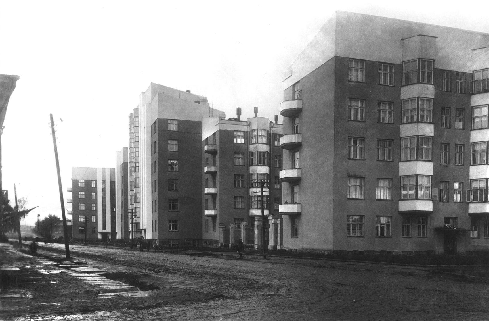 Жилые дома городка чекистов находились по соседству с ДК имени Дзержинского. После партсобрания чекисты расходились по своим квартирам. Некоторые — в ожидании ареста