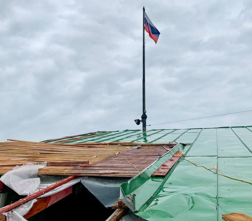 Пострадавшая от урагана кровля корпуса УрФУ. Фото: телеграм-канал вуза