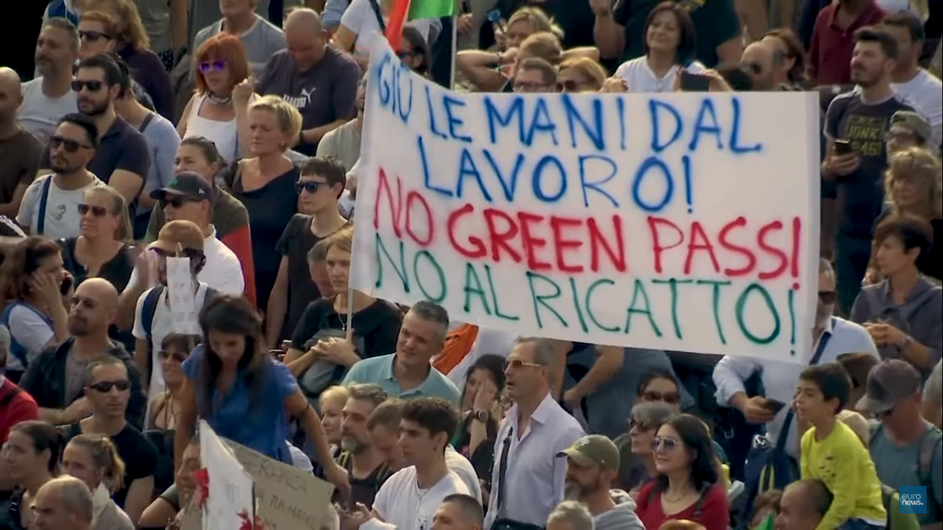 Протесты против введения обязательных санитарных паспортов в Италии. Фото: Euronews