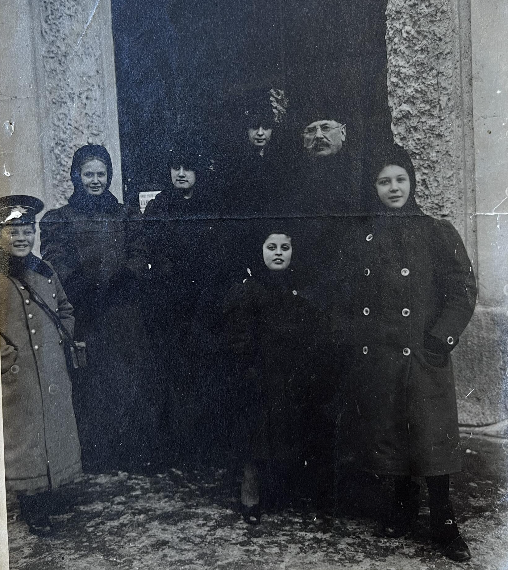 На снимке дети слева направо: Константин, Елена, София, Вера, Надежда. Верхний ряд родители: Максим Михайлович и Анна Спиридоновна Лернер.На снимке отсутствует младшая дочь Людмила. Снимок конца 1900-х — начала 1910-х годов