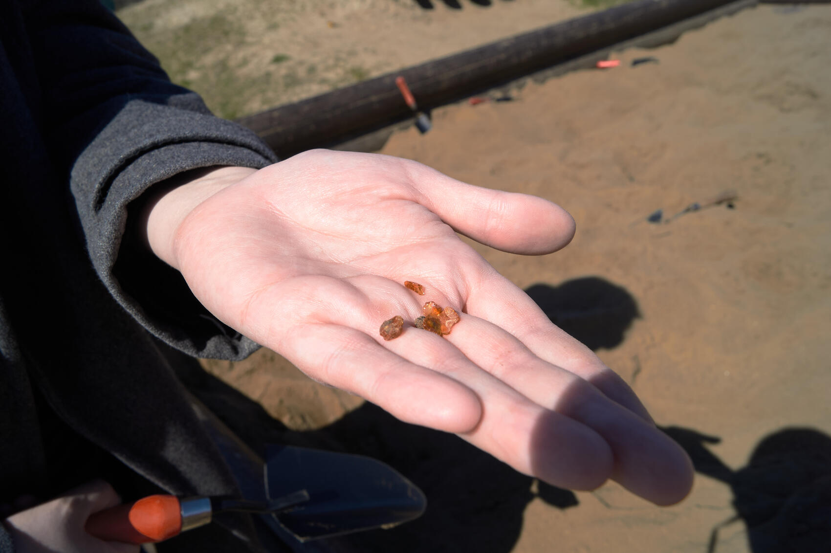 Для туристов здесь есть песочница, в которую сбрасывают мелкие осколки самородков. Можно поискать янтарь и забрать на память