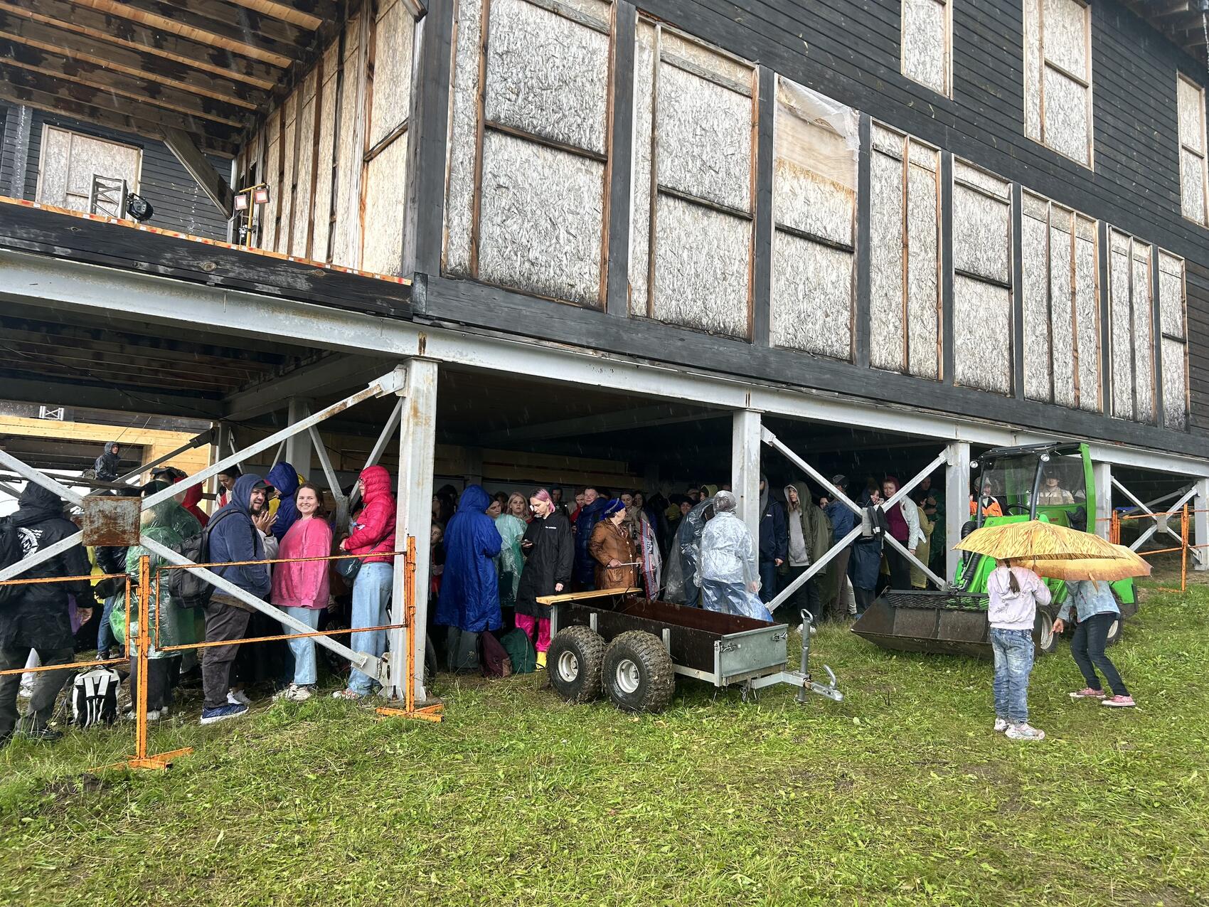 Во время дождя большинство гостей фестиваля прятались под общественным центром. Фото: It's My City